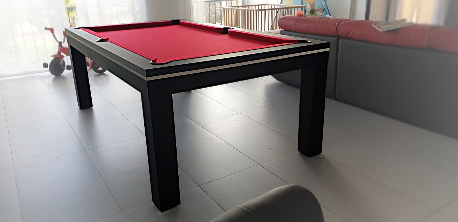 Les lignes sobre du billard NOVEA sont mises en valeur dans cette finition nano noir eu liseré blanc. Le tapis de jeu rouge attise délicieusement l'envie de jouer.